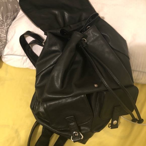 Cute small backpack🎒can be used for any occasion - Picture 3 of 3